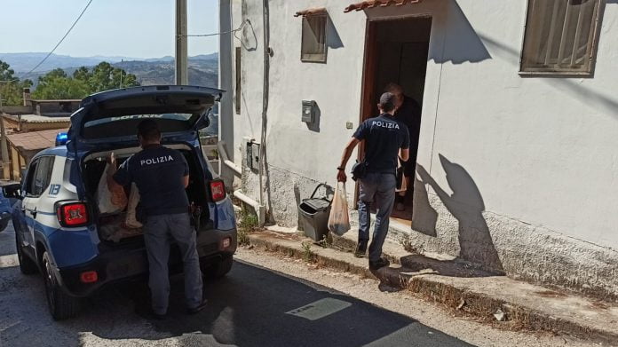 Agrigento, la polizia aiuta anziana in difficoltà