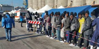 Migranti in fila negli Hotspot