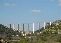 Modica, tragedia sul ponte: uomo si lancia nel vuoto Ponte di Modica