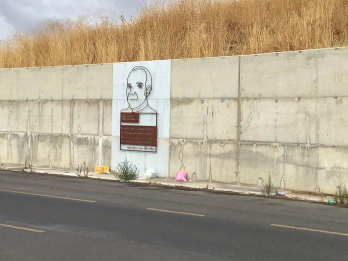 Rifiuti nel monumento dedicato al Giudice Saetta