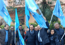foto Sit in Sinalp assistenti igiene personale disabili davanti assessorato alla famiglia
