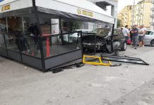 Canicattì, auto piomba sui tavoli di una panineria: Tanta paura ma nessun ferito