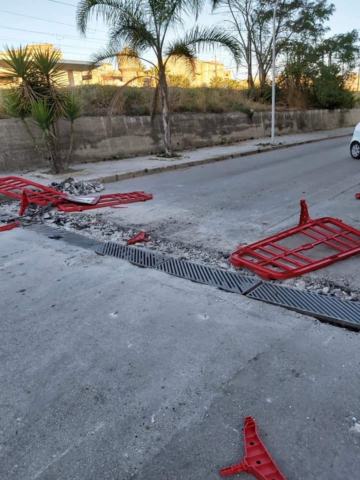 Canicattì, via Enrico Toti: vandali distruggono le transenne inserite per la sistemazioen delle caditoie Canicattì, via Enrico Toti: vandali distruggono le transenne inserite per la sistemazioen delle caditoie