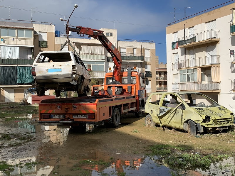 Licata, operazione antidegrado nel quartiere denominato"Bronx": ritirate 13 autovetture Licata, operazione antidegrado nel quartiere denominato"Bronx": ritirate 13 autovetture