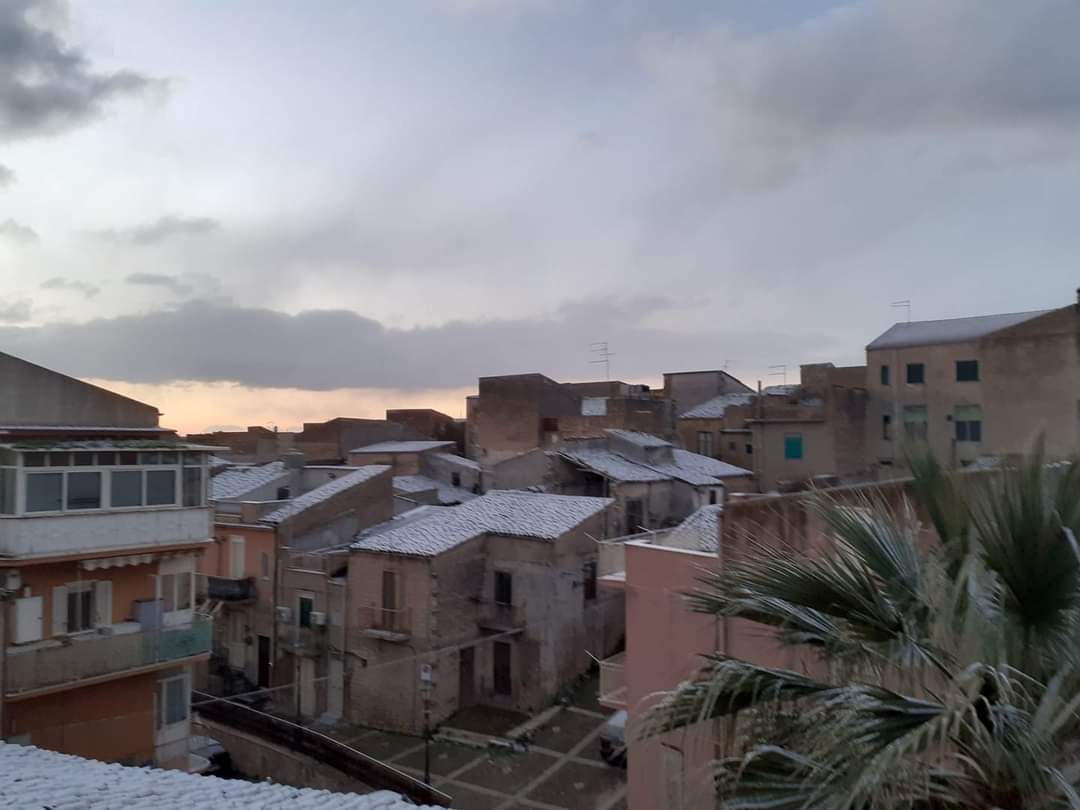 Canicattì, come da previsioni è arrivata qualche spruzzata di neve (foto e video) Canicattì, come da previsioni è arrivata qualche spruzzata di neve (foto e video)