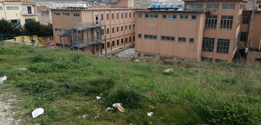 Canicattì, incivili abbandonano rifiuti in via Pascoli: segnalato degrado alle autorità competenti(Foto)