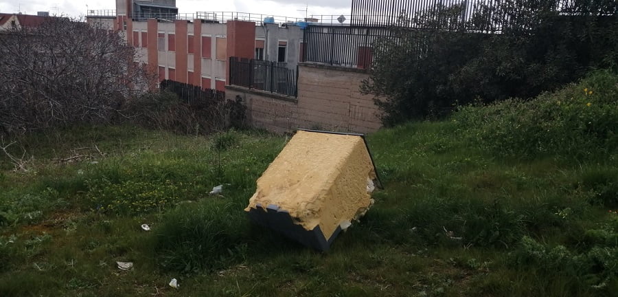 Canicattì, incivili abbandonano rifiuti in via Pascoli: segnalato degrado alle autorità competenti(Foto)