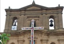 Canicattì, “lu tri di maiu”: grande croce allestita con le piastrelle all’uncinetto