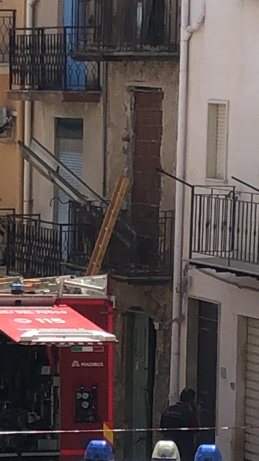 Canicattì, esplosione in una casa in via Mazzini: feriti due vigili del fuoco(Foto) Canicattì, esplosione in una casa in via Mazzini: feriti due vigili del fuoco(Foto)