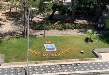 Canicattì, la villa comunale si rifà il look: sistema to logo in vetro resina sul prato