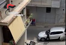 Gela, investito dallo zio, per vendicarsi spara alla cugina