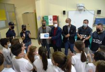 Caltanissetta, furto di tablet e computer all’istituto comprensivo Caponnetto: il Questore Ricifari riconsegna i dispositivi al dirigente scolastico.