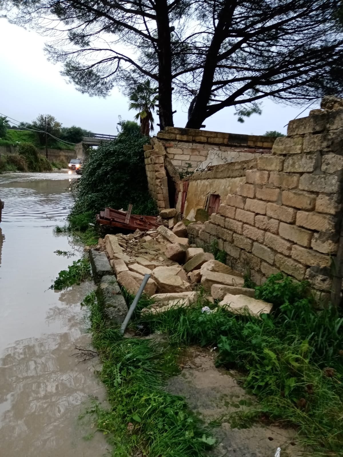 Canicattì, sottopasso allagato e crollo di un fabbricato abbandonato in via Pagano: intervento della Protezione civile Canicattì, sottopasso allagato e crollo di un fabbricato abbandonato in via Pagano: intervento della Protezione civile