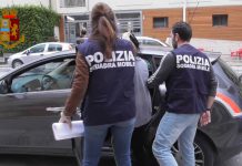 Caltanissetta, la Polizia arresta una stalker ventunenne: Pedinamenti, minacce, insulti e appostamenti ai danni di una ragazza