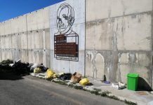 Caltanissetta, la piazzola di sosta dove si trova la stele del giudice Saetta e del figlio Stefano invasa dalla spazzatura abbandonata dagli incivili: a ripulirla ci pensa il comune di Canicattì.