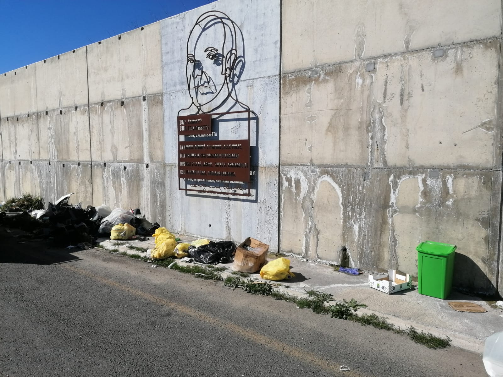 Caltanissetta, la piazzola di sosta dove si trova la stele del giudice Saetta e del figlio Stefano invasa dalla spazzatura abbandonata dagli incivili: a ripulirla ci pensa il comune di Canicattì. Caltanissetta, la piazzola di sosta dove si trova la stele del giudice Saetta e del figlio Stefano invasa dalla spazzatura abbandonata dagli incivili: a ripulirla ci pensa il comune di Canicattì.