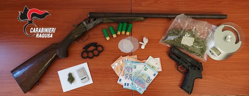 Vittoria, attività anti droga dei carabinieri: arrestati due conviventi per armi e droga Vittoria, attività anti droga dei carabinieri: arrestati due conviventi per armi e droga
