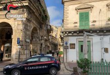 Modica, sfonda porte di un condominio e tenta di introdursi: arrestato 27enne
