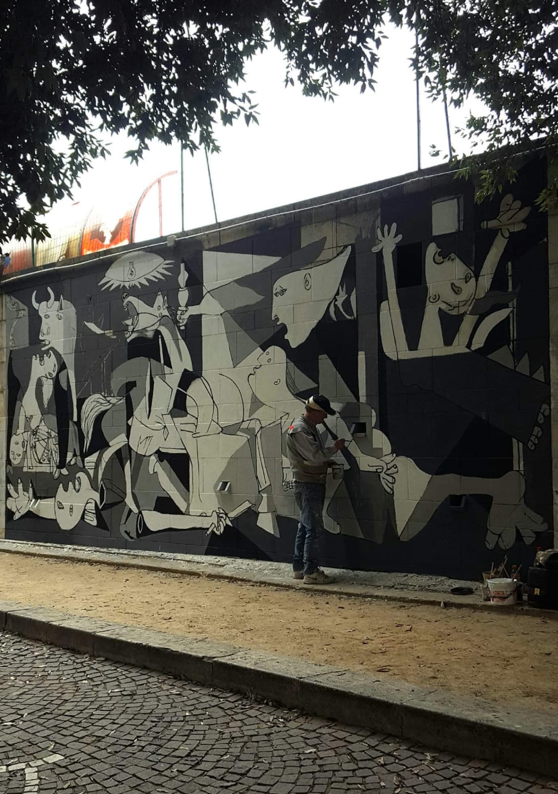 Canicattì, l'artista canicattinese Gioacchino Di Caro realizza "La Guernica" di Picasso all'interno della villa comunale Canicattì, l'artista canicattinese Gioacchino Di Caro realizza "La Guernica" di Picasso all'interno della villa comunale