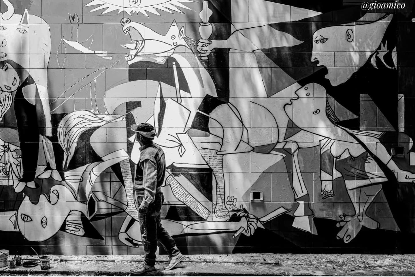 Canicattì, l'artista canicattinese Gioacchino Di Caro realizza "La Guernica" di Picasso all'interno della villa comunale Canicattì, l'artista canicattinese Gioacchino Di Caro realizza "La Guernica" di Picasso all'interno della villa comunale