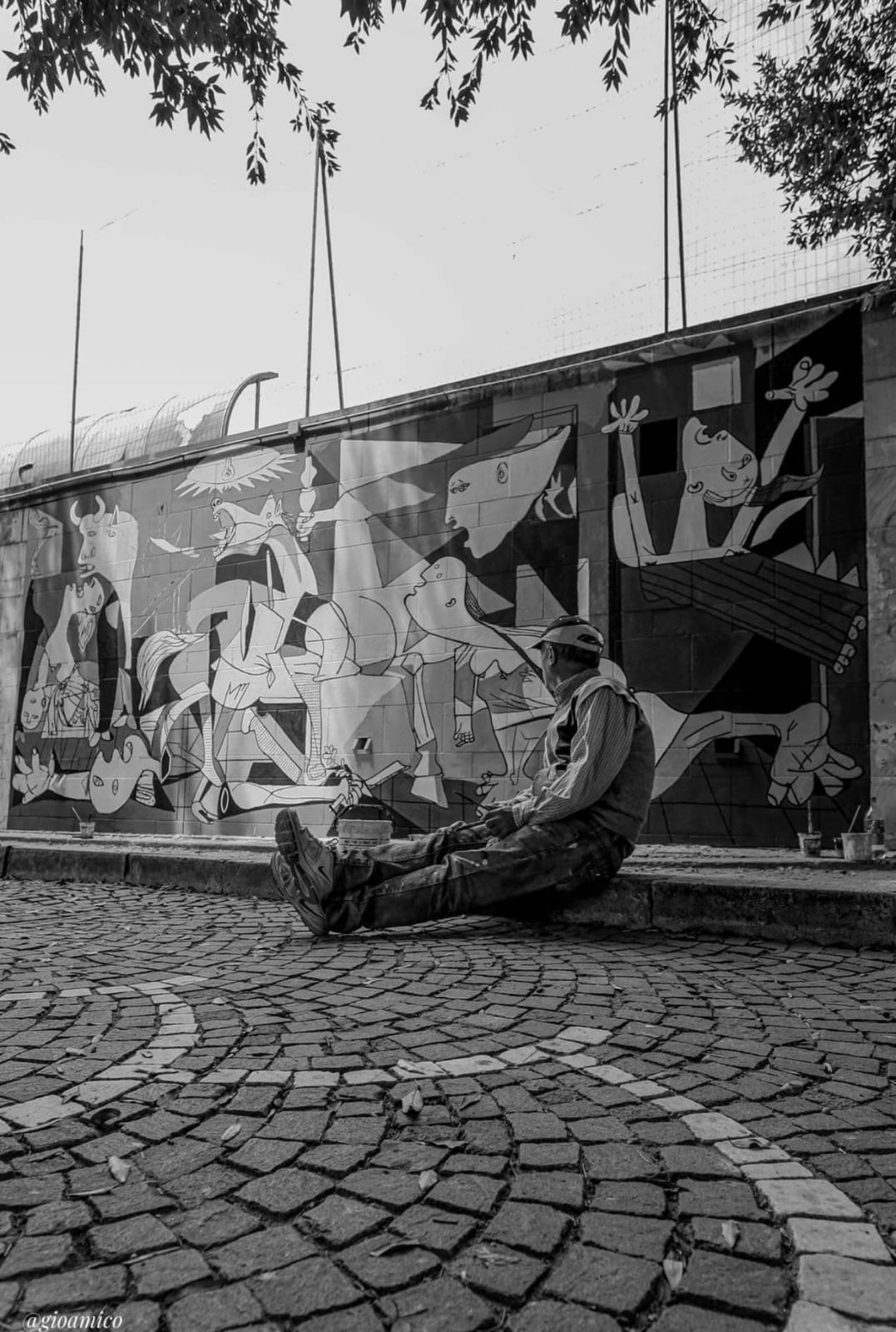 Canicattì, l'artista canicattinese Gioacchino Di Caro realizza "La Guernica" di Picasso all'interno della villa comunale Canicattì, l'artista canicattinese Gioacchino Di Caro realizza "La Guernica" di Picasso all'interno della villa comunale
