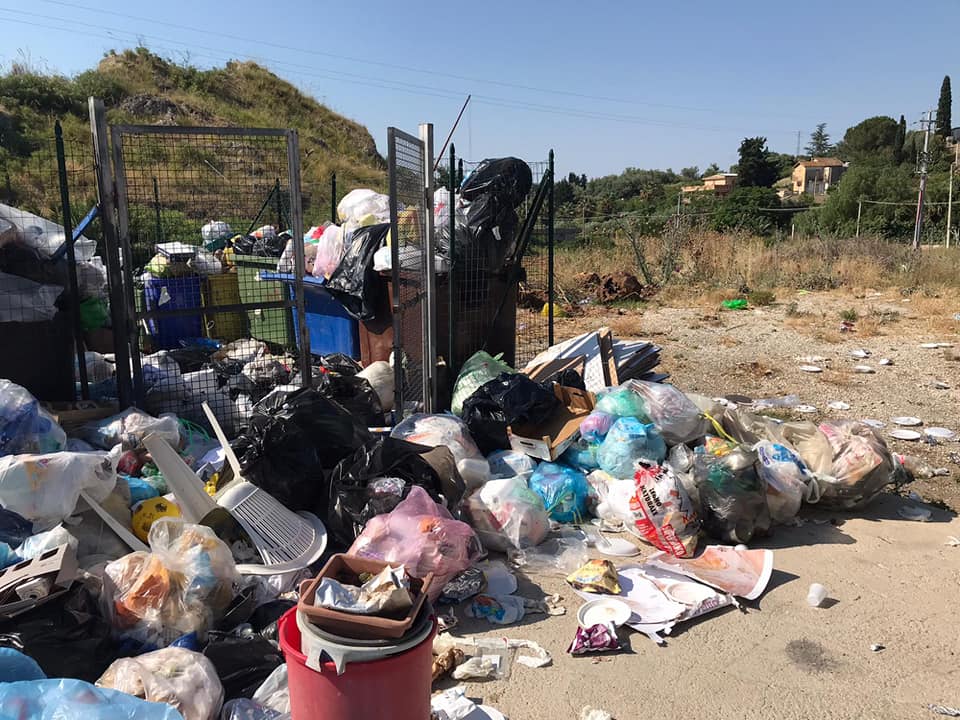 Canicattì, avviata la bonifica delle isole ecologiche: appello del Sindaco "Rispettate il calendario della differenziata" Canicattì, avviata la bonifica delle isole ecologiche: appello del Sindaco "Rispettate il calendario della differenziata"