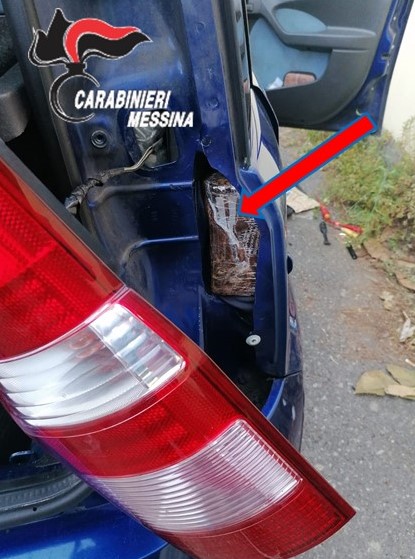 Messina, trasportava cocaina occultata in mezzo alla ‘nduja: 52enne arrestato dai Carabinieri (Video e foto) Messina, trasportava cocaina occultata in mezzo alla ‘nduja: 52enne arrestato dai Carabinieri (Video e foto)