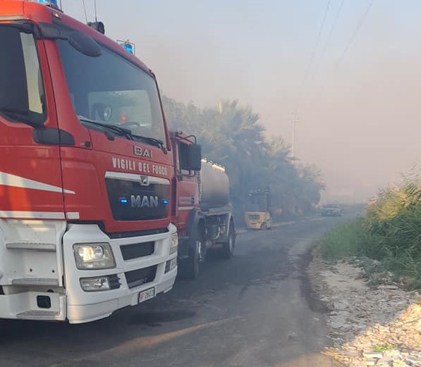Canicattì, vasto incendio in Contrada Pidocchio/Carnara: domato da Vigili del Fuoco e Protezione Civile Canicattì, vasto incendio in Contrada Pidocchio/Carnara: domato da Vigili del Fuoco e Protezione Civile