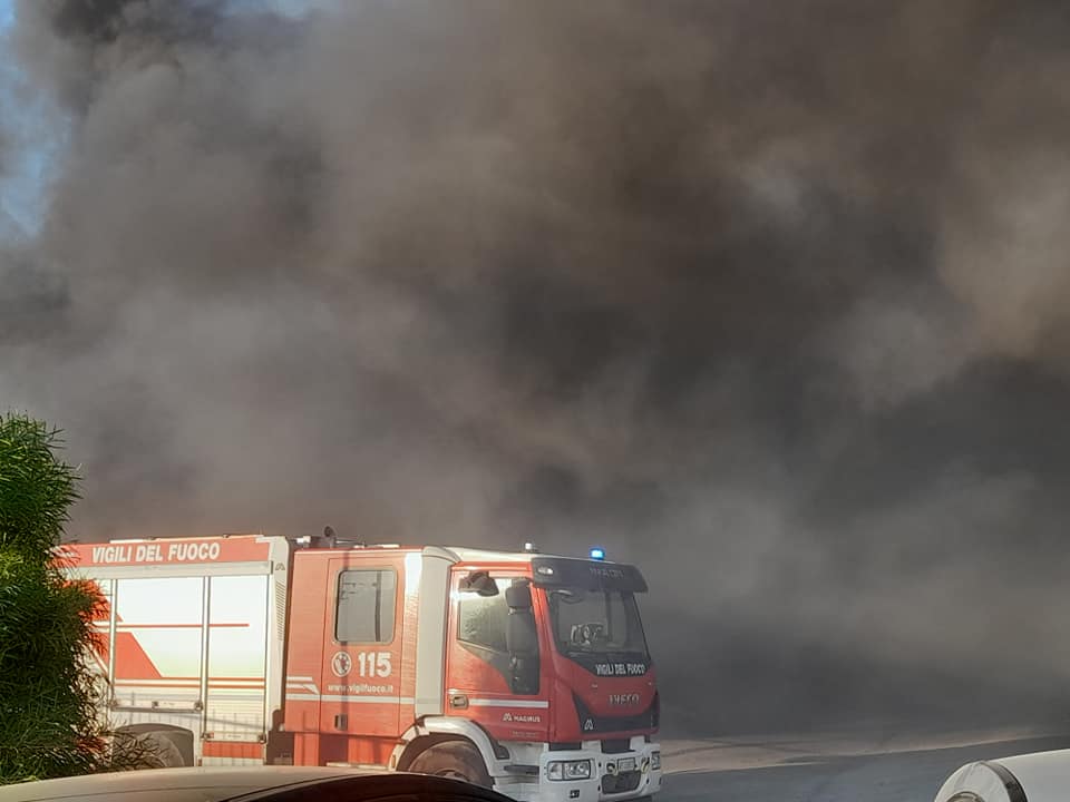 Canicattì, rogo doloso all'isola ecologica: inceneriti cumuli di plastica pronti al trasferimento in discarica, alta nube di fumo Canicattì, rogo doloso all'isola ecologica: inceneriti cumuli di plastica pronti al trasferimento in discarica, alta nube di fumo