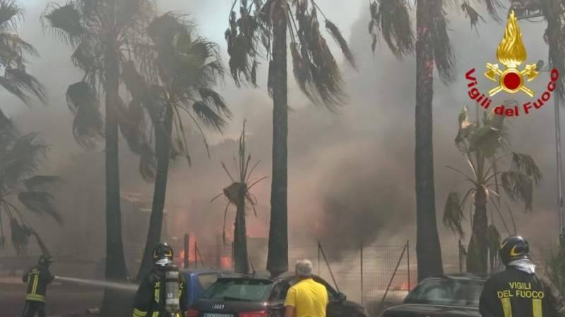 Catania, incendio a ridosso dell'autostrada distrugge oltre 40 mezzi parcheggiati in un'autofficina Catania, incendio a ridosso dell'autostrada distrugge oltre 40 mezzi parcheggiati in un'autofficina