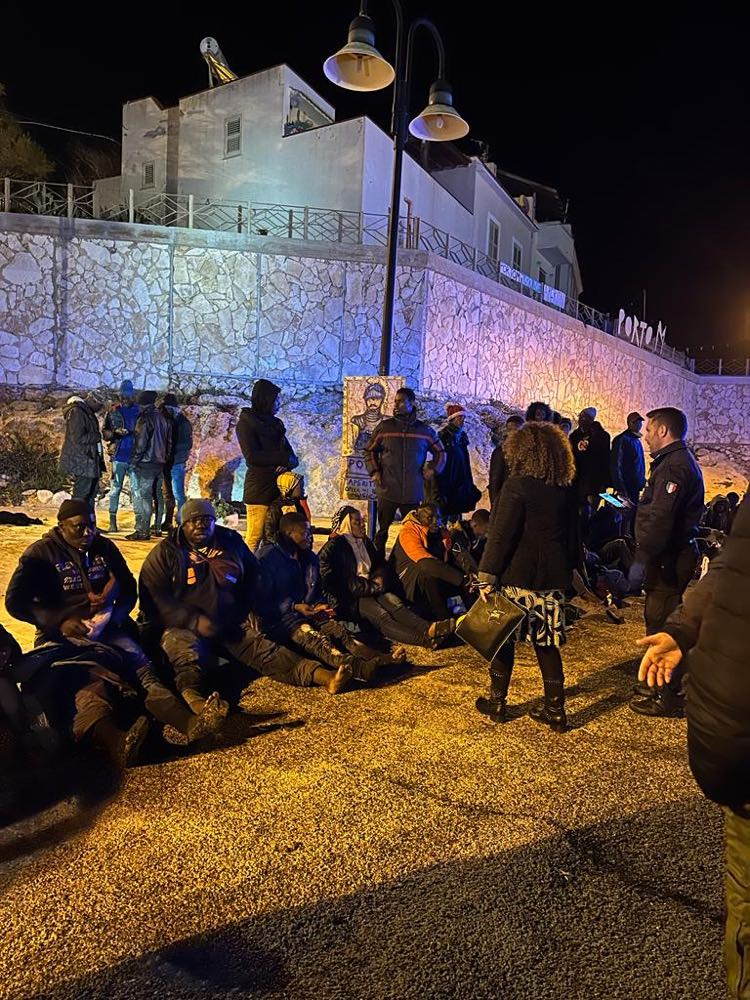 Lampedusa, sbarchi: docente canicattinese impegnato nelle operazioni di soccorso Lampedusa, sbarchi: docente canicattinese impegnato nelle operazioni di soccorso