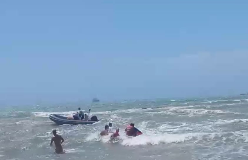 San Leone, bagnanti rischiano di annegare a causa del mare mosso: interviene la Guardia costiera (Foto) San Leone, bagnanti rischiano di annegare a causa del mare mosso: interviene la Guardia costiera (Foto)