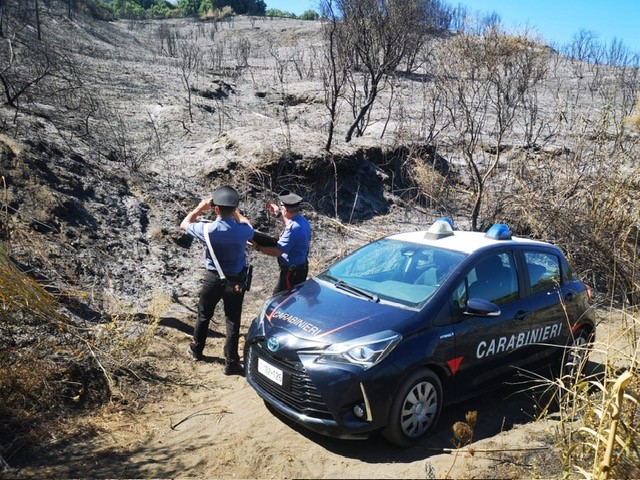 Avrebbero provocato un incendio sull'isola di Vulcano, due turisti denunciati dai carabinieri Avrebbero provocato un incendio sull'isola di Vulcano, due turisti denunciati dai carabinieri