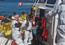 Sicilia, migranti: affonda barchino, 57 in salvo