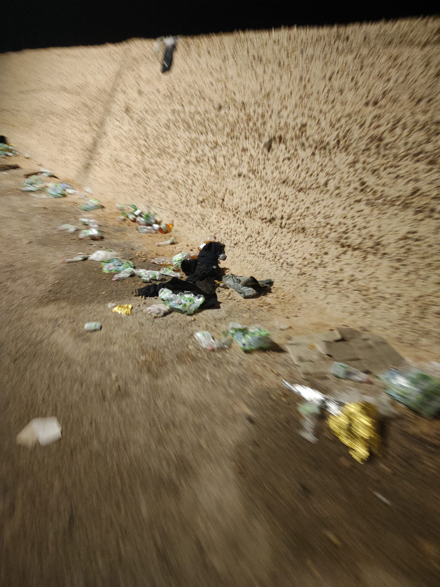 Lampedusa, tensione tra migranti e agenti: in massa lasciano arbitrariamente l'hotspot in cerca di cibo, situazione grave (Foto) Lampedusa, tensione tra migranti e agenti: in massa lasciano arbitrariamente l'hotspot in cerca di cibo, situazione grave (Foto)