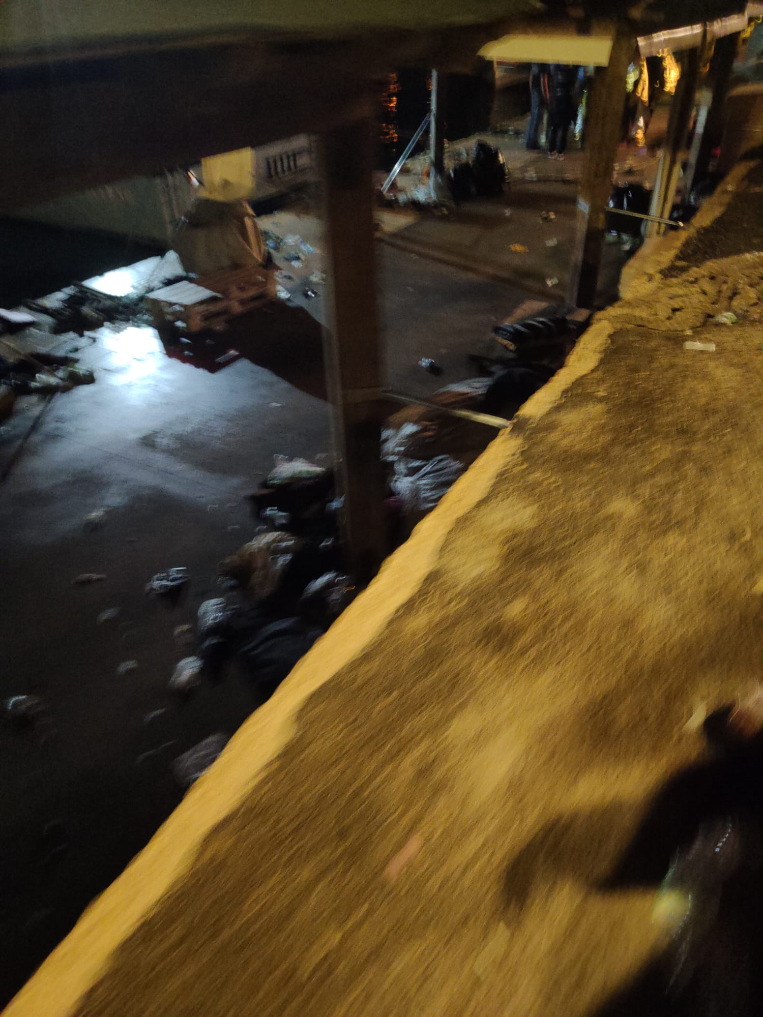 Lampedusa, tensione tra migranti e agenti: in massa lasciano arbitrariamente l'hotspot in cerca di cibo, situazione grave (Foto) Lampedusa, tensione tra migranti e agenti: in massa lasciano arbitrariamente l'hotspot in cerca di cibo, situazione grave (Foto)