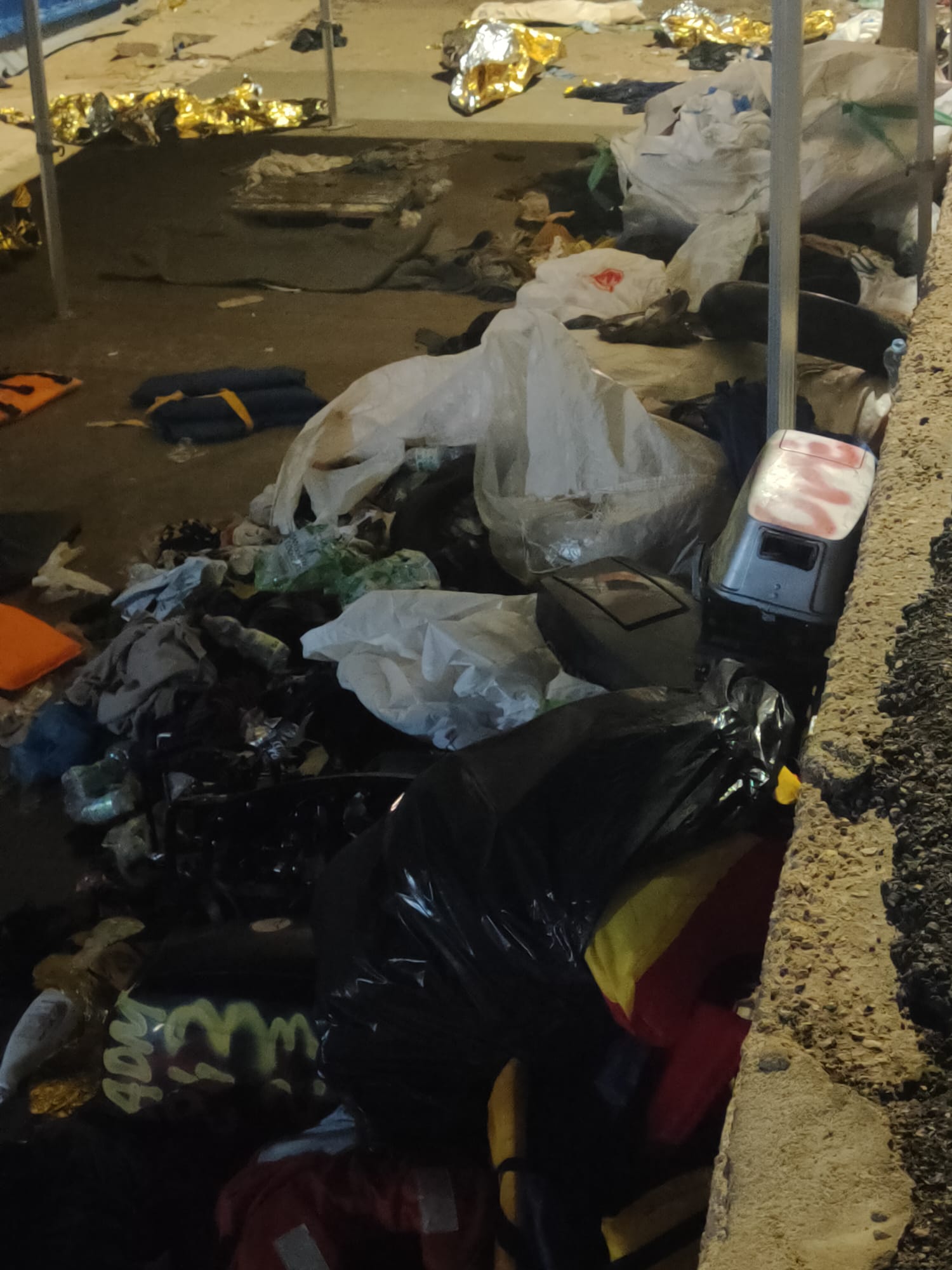 Lampedusa, tensione tra migranti e agenti: in massa lasciano arbitrariamente l'hotspot in cerca di cibo, situazione grave (Foto) Lampedusa, tensione tra migranti e agenti: in massa lasciano arbitrariamente l'hotspot in cerca di cibo, situazione grave (Foto)