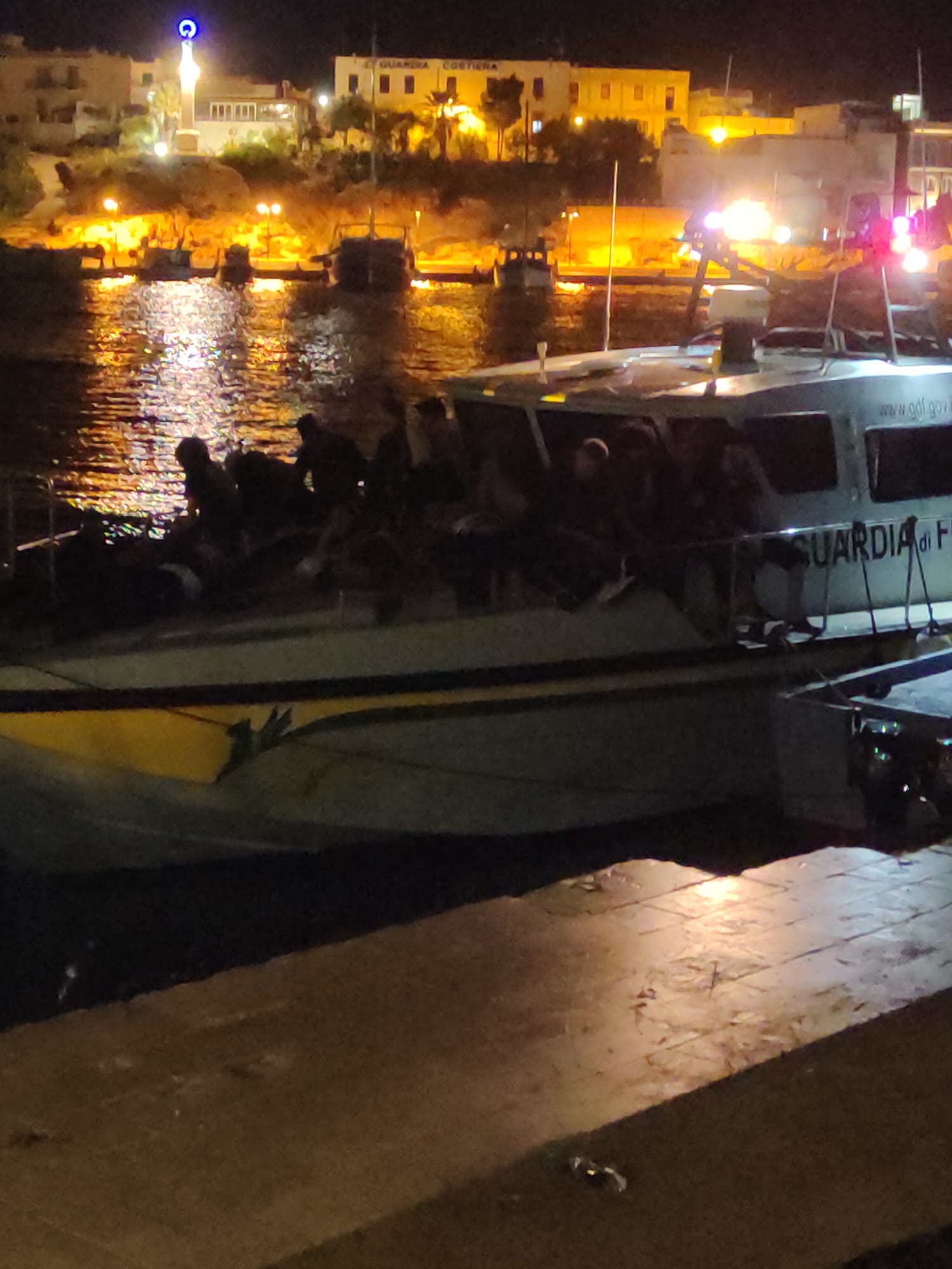 Lampedusa, ancora sbarchi nella notte: situazione al collasso (Foto esclusive) Lampedusa, ancora sbarchi nella notte: situazione al collasso (Foto esclusive)