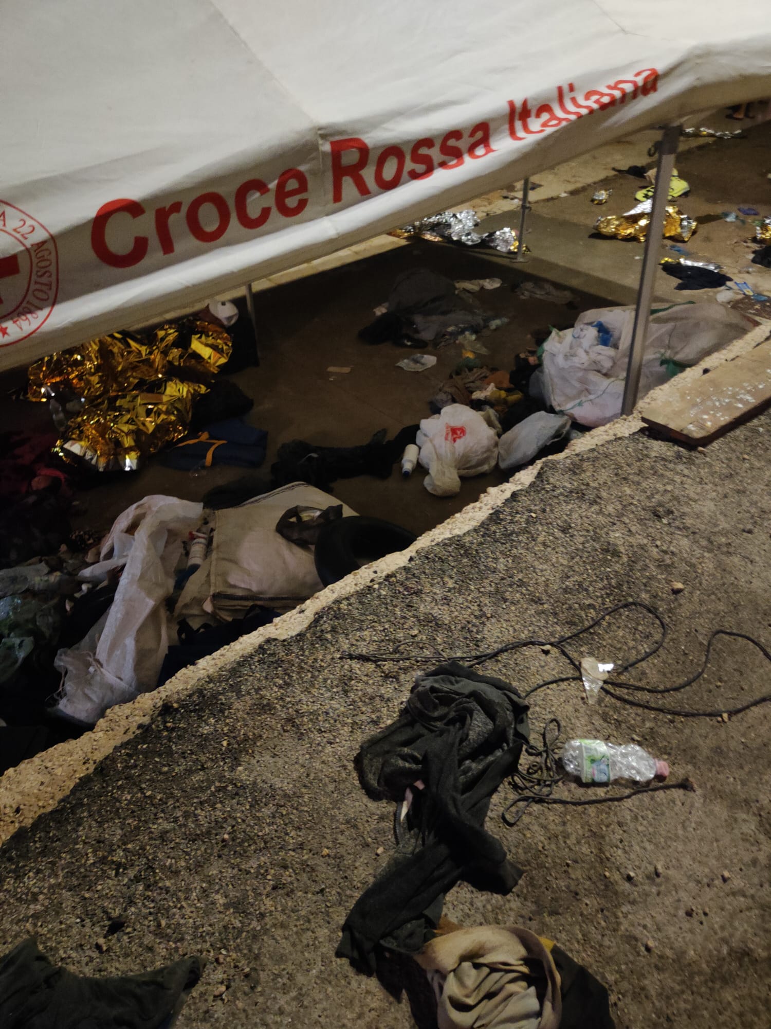 Lampedusa, ancora sbarchi nella notte: situazione al collasso (Foto esclusive) Lampedusa, ancora sbarchi nella notte: situazione al collasso (Foto esclusive)