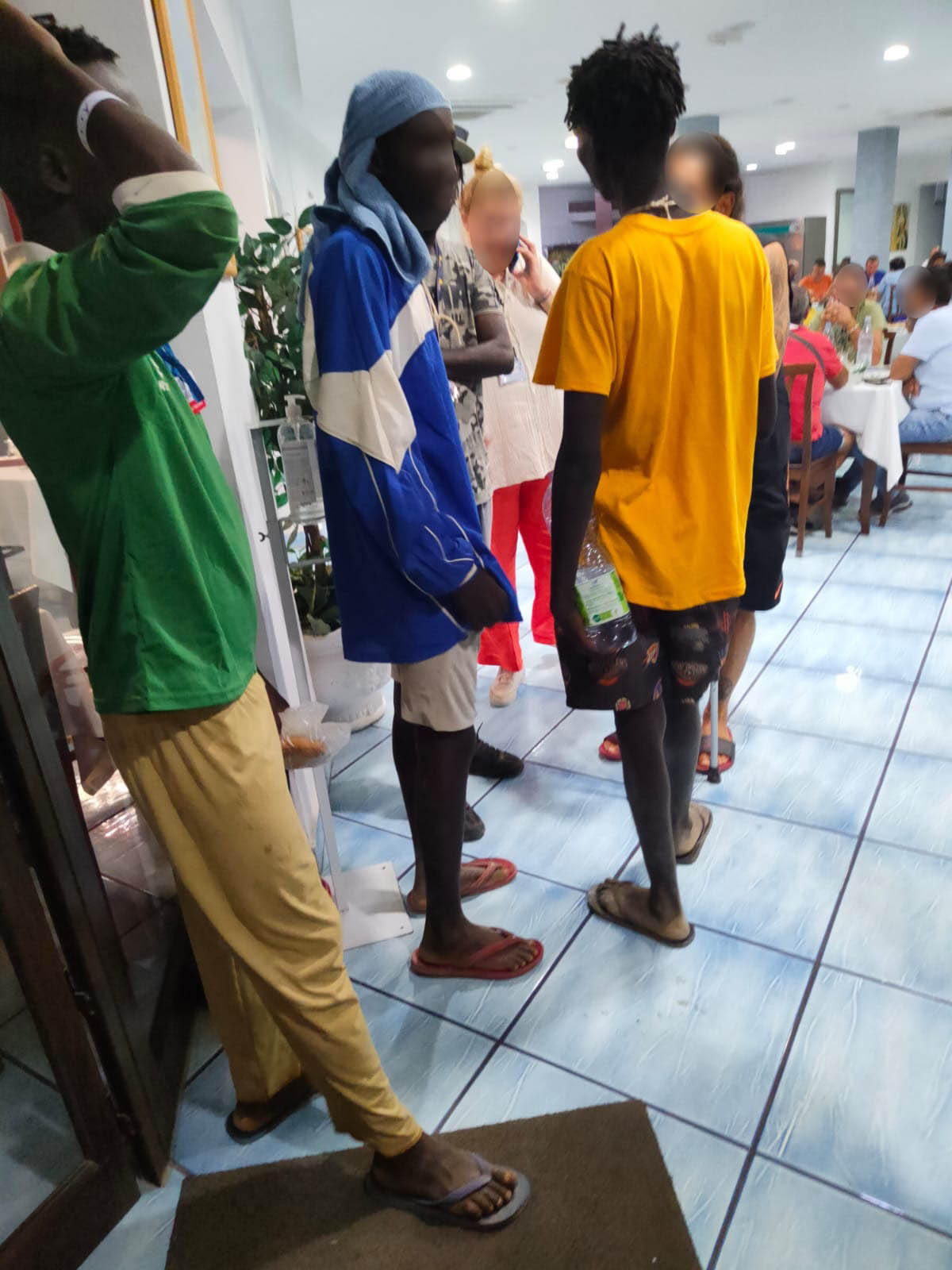 Lampedusa, tensione tra migranti e agenti: in massa lasciano arbitrariamente l'hotspot in cerca di cibo, situazione grave (Foto) Lampedusa, tensione tra migranti e agenti: in massa lasciano arbitrariamente l'hotspot in cerca di cibo, situazione grave (Foto)