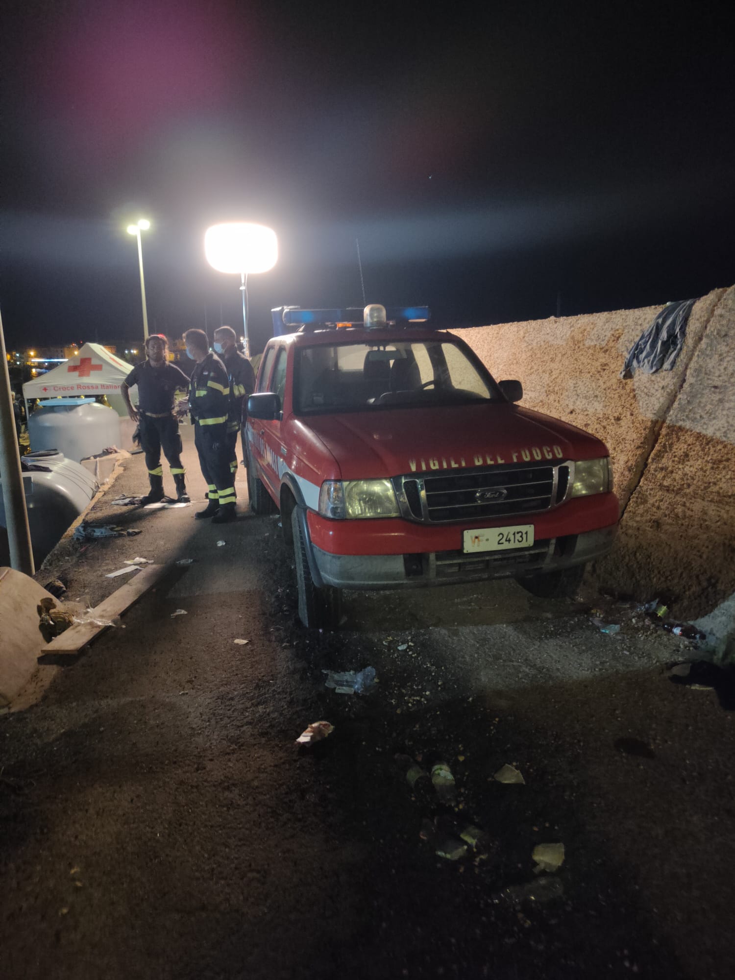 Lampedusa, ancora sbarchi nella notte: situazione al collasso (Foto esclusive) Lampedusa, ancora sbarchi nella notte: situazione al collasso (Foto esclusive)