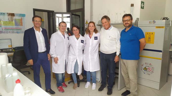 Il Dg Guarneri, il presidente del Cda Cantone, il direttore tecnico Fiorino con l'equipe del laboratorio