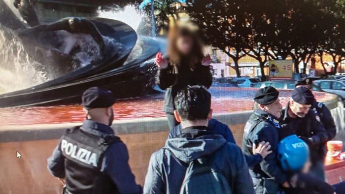 vernice-nella-fontana-dei-malavoglia-e-blocco-stradale--in-10-denunciati-dalla-polizia-di-stato