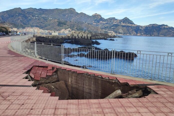 Buca sul lungomare di Giardini Naxos