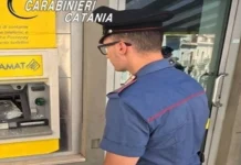 Randazzo: Giovane Distrugge Bancomat Postale con un Martello, Fermato dai Carabinieri