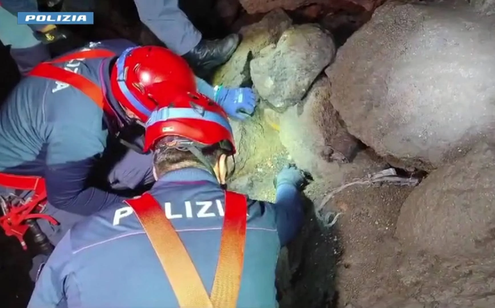 Catania, scoperta bomba a mano della Seconda Guerra Mondiale in una grotta lavica a San Giovanni Galermo Catania, scoperta bomba a mano della Seconda Guerra Mondiale in una grotta lavica a San Giovanni Galermo